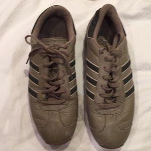 Adidas  men’s athletic shoe tan Sz 91/2 US